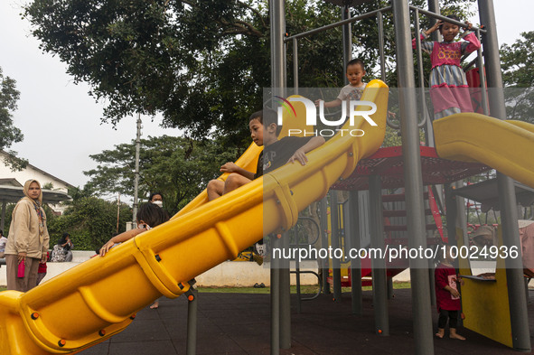 JAKARTA, INDONESIA - MAY 09 : Children playing without wearing a mask at public park in Jakarta, Indonesia, on May 09, 2023. The World Healt...