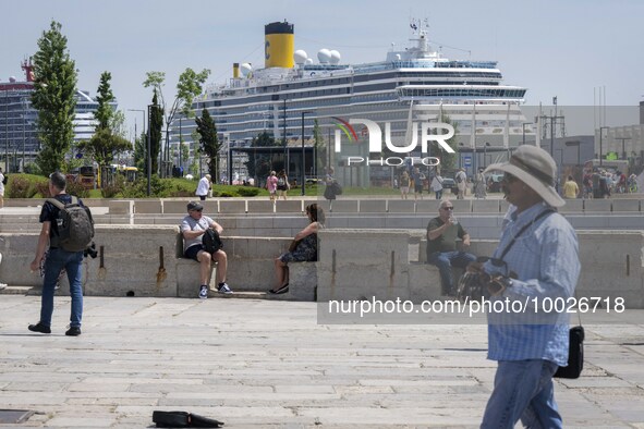 Several people are seen walking along the banks of the Tejo river, in the Baixa neighborhood, Lisbon. 02 May 2023. 