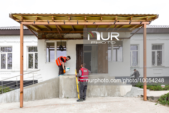 Volunteers from Gurtum foundation works in the school which their NGO reconstructs after the building was damaged by at least 3 bombs in Hos...