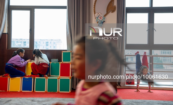  Two students of Peking Opera club do their homework and a child practices kung fu in Hai 'an, East China's Jiangsu province, May 20, 2023. 