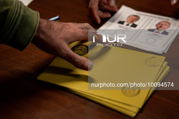 Candidates of Turkey on ballot paper and the YSK sealed voting envelope at the 2nd run of presidental election of Turkey, Istanbul/Turkey 28...