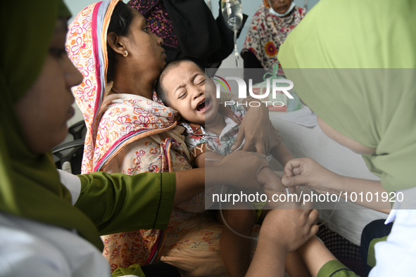 Al-Mahmud (3) getting a blood test for dengue fever at a hospital in Dhaka, Bangladesh, on May 30, 2023. 
According to media reports, The n...