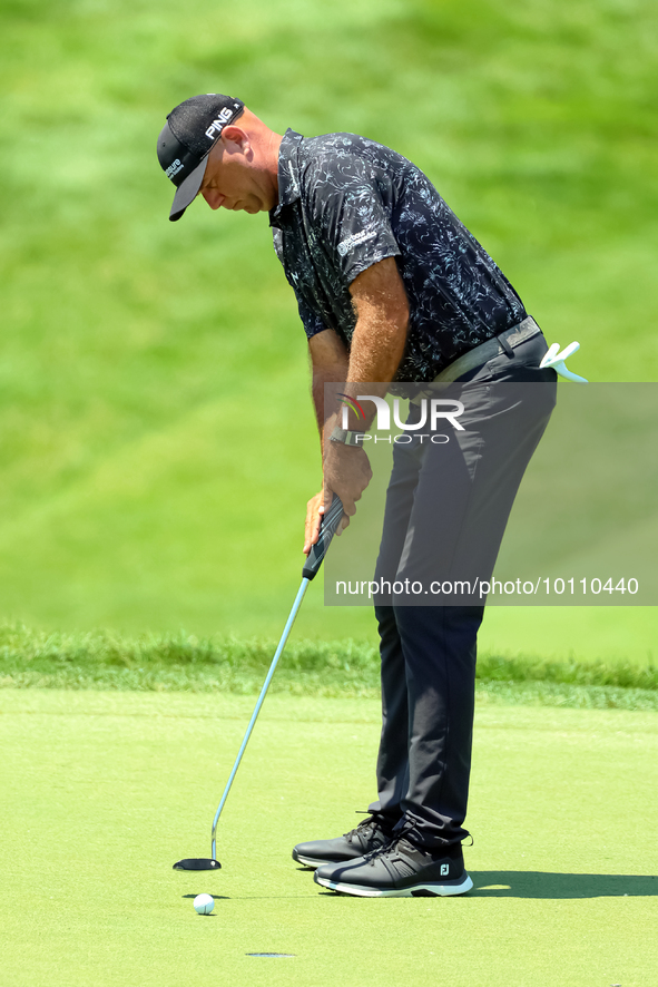 Stewart Cink putts on the 18th green during the first round of the The Memorial Tournament presented by Workday at Muirfield Village Golf Cl...