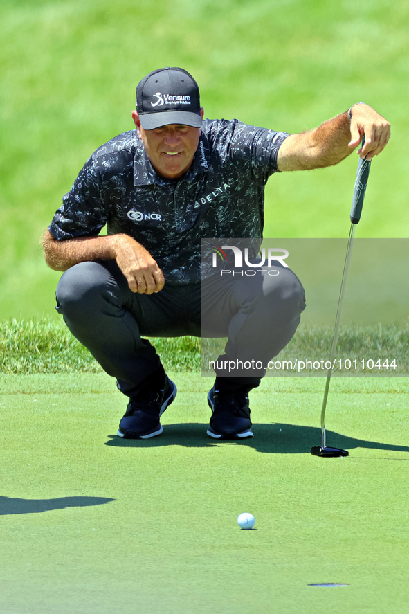 Stewart Cink lines up his putt on the 18th green during the first round of the The Memorial Tournament presented by Workday at Muirfield Vil...