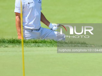 Kevin Kisner of Aiken, SC follows his chip from the sand trap onto the 18th green during the first round of the The Memorial Tournament pres...