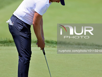 Matt Wallace of England putts on the 18th green during the first round of the The Memorial Tournament presented by Workday at Muirfield Vill...