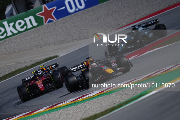 Max Verstappen of the Netherlands driving the (1) Oracle Red Bull Racing RB19 and Carlos Sainz of Spain driving (55) the Ferrari SF-23 durin...