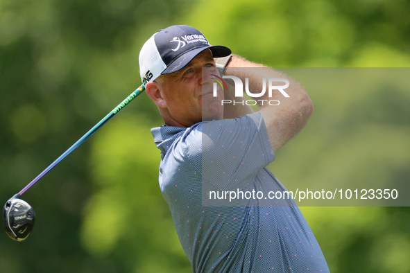 Stewart Cink of Atlanta, Georgia hits from the 18th tee during The Memorial Tournament presented by Workday at Muirfield Village Golf Club i...