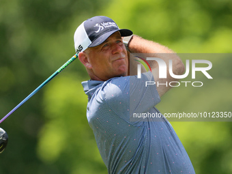 Stewart Cink of Atlanta, Georgia hits from the 18th tee during The Memorial Tournament presented by Workday at Muirfield Village Golf Club i...