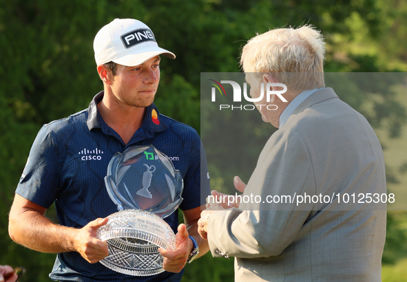 Jack Nicklaus speaks with Viktor Hovland of Oslo, Norway as he holds the winner’s trophy after winning his first tournament in the United St...