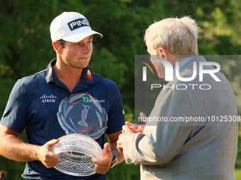 Jack Nicklaus speaks with Viktor Hovland of Oslo, Norway as he holds the winner’s trophy after winning his first tournament in the United St...