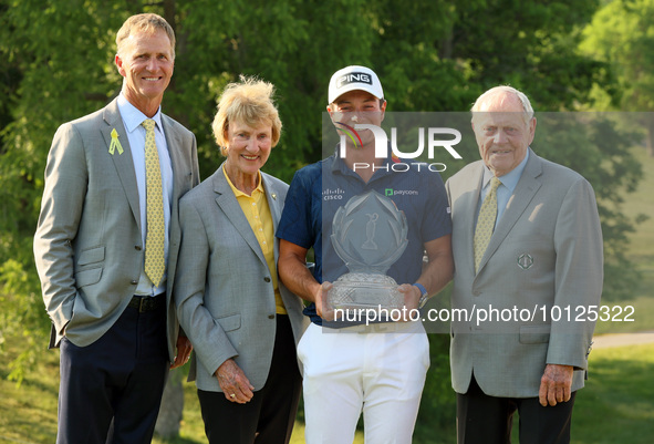 Jack Nicklaus II (far left), Barbara Niklaus (second from left) and Jack Nicklaus (far right) pose for a photo with Viktor Hovland of Oslo,...