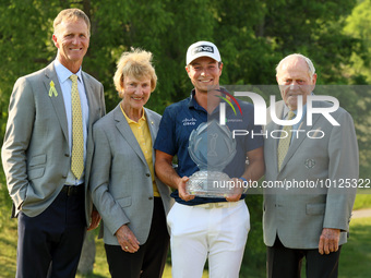 Jack Nicklaus II (far left), Barbara Niklaus (second from left) and Jack Nicklaus (far right) pose for a photo with Viktor Hovland of Oslo,...