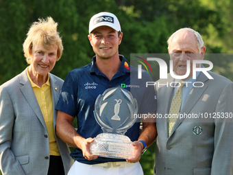 Barbara Niklaus (left) and Jack Nicklaus (right) pose with Viktor Hovland of Oslo, Norway who  holds the winner’s trophy after winning his f...