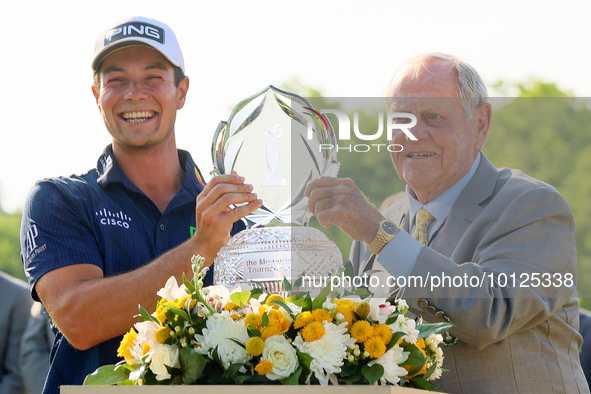 Jack Nicklaus presents the winner’s trophy to Viktor Hovland of Oslo, Norway after he won his first tournament in the United States in a pla...