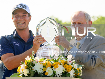 Jack Nicklaus presents the winner’s trophy to Viktor Hovland of Oslo, Norway after he won his first tournament in the United States in a pla...