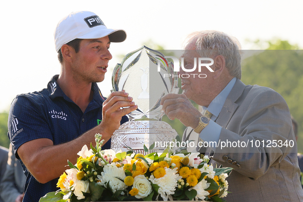 Jack Nicklaus presents the winner’s trophy to Viktor Hovland of Oslo, Norway after he won his first tournament in the United States in a pla...