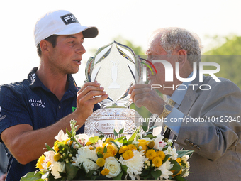 Jack Nicklaus presents the winner’s trophy to Viktor Hovland of Oslo, Norway after he won his first tournament in the United States in a pla...