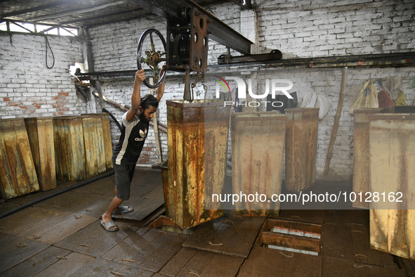 A worker works at an ICE mill during a heat wave in Dhaka, Bangladesh, May 06, 2023. The prevailing mild, moderate and heat wave condition i...