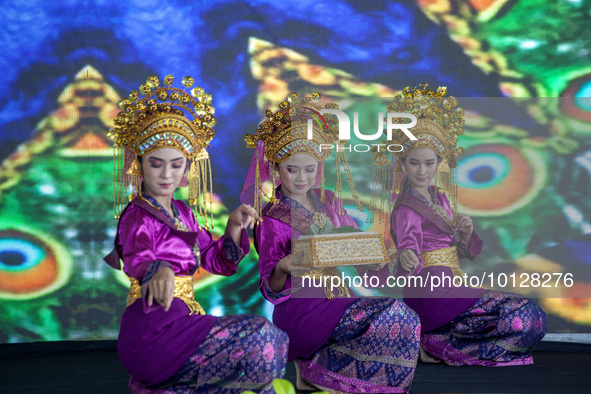 Dancers performing the art of Offering Dance, Batam, Riau Islands. The Offering Dance is a traditional Malay dance that is used to welcome g...