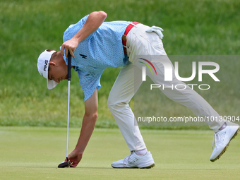 Sam Bennett of Madisonville, Texas places his ball on the 17th green during The Memorial Tournament presented by Workday at Muirfield Villag...