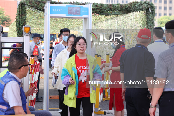  Candidates enter a national college entrance examination center in Lianyungang, East China's Jiangsu province, on June 7, 2023. 