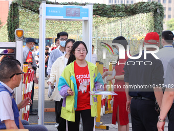  Candidates enter a national college entrance examination center in Lianyungang, East China's Jiangsu province, on June 7, 2023. (