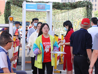  Candidates enter a national college entrance examination center in Lianyungang, East China's Jiangsu province, on June 7, 2023. (