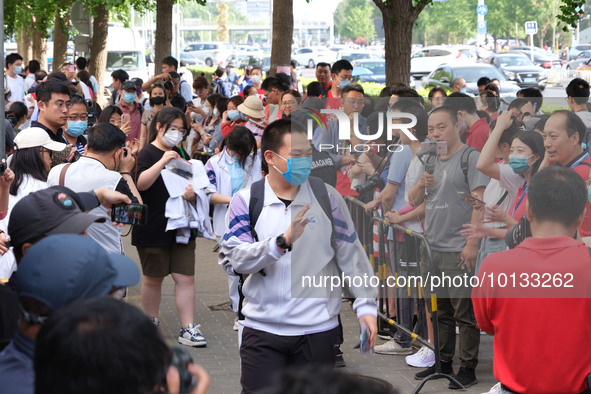 Candidates walk into the entrance examination center of the High School Affiliated to Beijing People's Congress for the National College Ent...