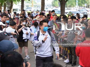 Candidates walk into the entrance examination center of the High School Affiliated to Beijing People's Congress for the National College Ent...