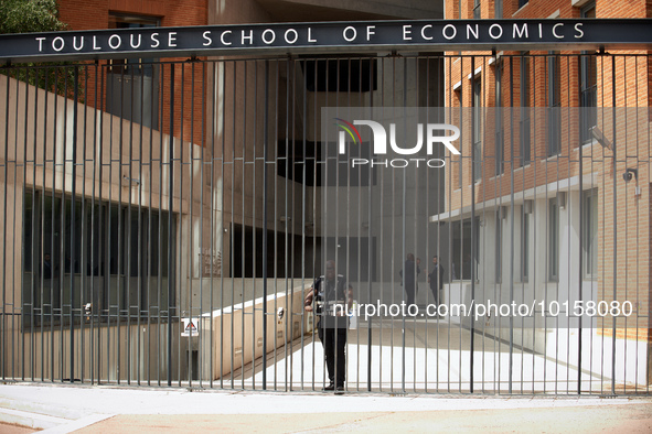 

Dozens of people are gathering in front of the Toulouse School of Economics, founded by Jean Tirole (Nobel Memorial Prize in Economic Scie...