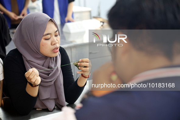 Foreign students make perfume sachets at the School of International Education at Nantong Vocational College of Science and Technology in Na...