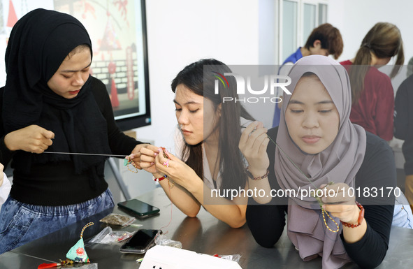 Foreign students make perfume sachets at the School of International Education at Nantong Vocational College of Science and Technology in Na...