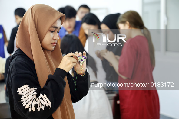 Foreign students make perfume sachets at the School of International Education at Nantong Vocational College of Science and Technology in Na...