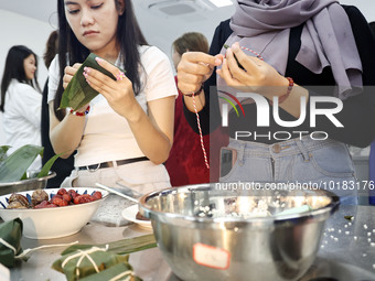 Teachers and students from the School of Environmental and Biological Engineering at Nantong Vocational College of Science and Technology te...