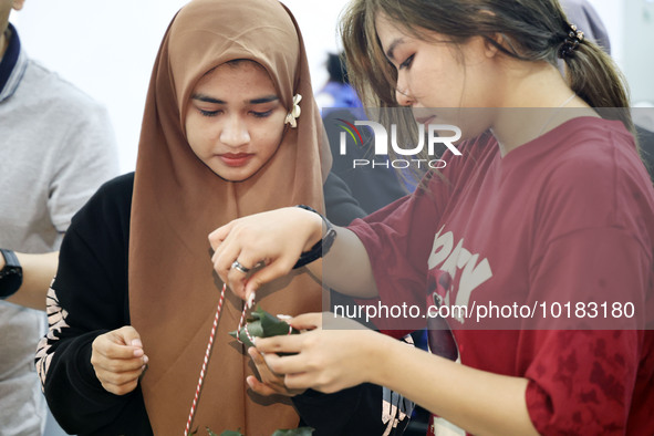 Teachers and students from the School of Environmental and Biological Engineering at Nantong Vocational College of Science and Technology te...