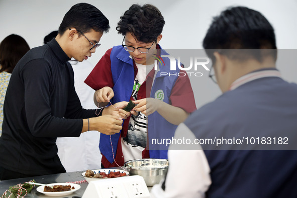 Teachers and students from the School of Environmental and Biological Engineering at Nantong Vocational College of Science and Technology te...