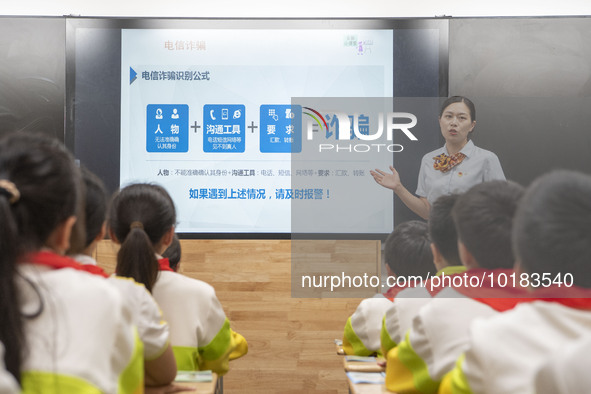 A staff member of China Construction Bank publicized fraud prevention knowledge to students on June 19, 2023 in Nantong, Jiangsu Province, C...