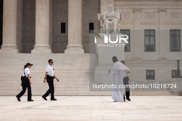 US Supreme Court move to arrest a man who entered a prohibited area of the plaza during demonstrations for and against the Court’s ruling th...