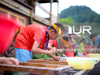 

Primary school students from Shanghai are experiencing making herbal paper at an ancient papermaking workshop in Shiqiao village, Nangao T...