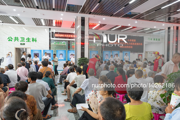 YICHANG, CHINA - JULY 13, 2023 - A medical worker introduces a team of experts to the public at the central health center of Yanglinqiao tow...