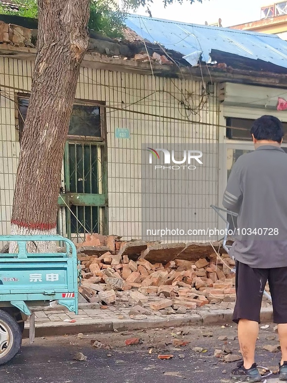 DEZHOU, CHINA - AUGUST 6, 2023 - Citizens watch as the wall of a house collapses after an earthquake in Pingyuan County, Dezhou, Shandong pr...