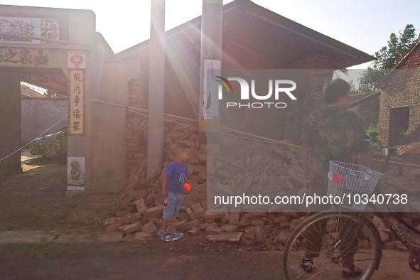 DEZHOU, CHINA - AUGUST 6, 2023 - Citizens watch as the wall of a house collapses after an earthquake in Pingyuan County, Dezhou, Shandong pr...