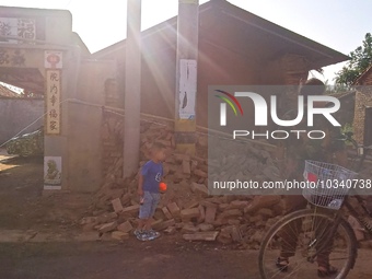 DEZHOU, CHINA - AUGUST 6, 2023 - Citizens watch as the wall of a house collapses after an earthquake in Pingyuan County, Dezhou, Shandong pr...