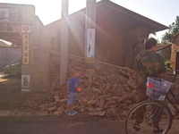 DEZHOU, CHINA - AUGUST 6, 2023 - Citizens watch as the wall of a house collapses after an earthquake in Pingyuan County, Dezhou, Shandong pr...