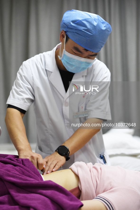 GUIYANG, CHINA - AUGUST 15, 2023 - Zeng Ting, an acupuncturist at the People's Hospital, performs acupuncture treatment on a patient in Guiy...