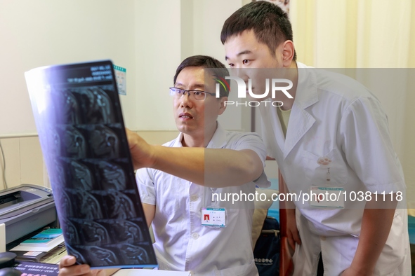 TENGZHOU, CHINA - AUGUST 17, 2023 - Du He, chief physician of the pain Department, instructs students to look at X-rays, August 17, 2023, Te...