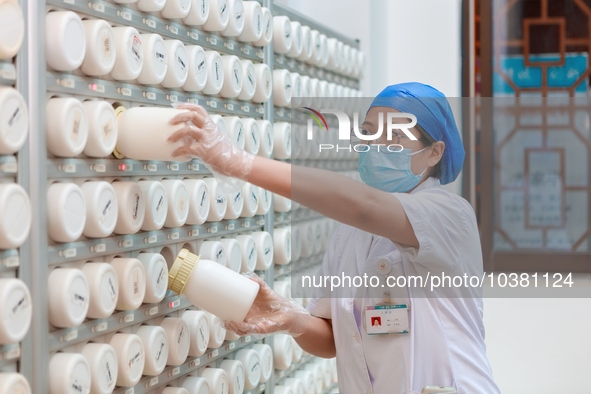 TENGZHOU, CHINA - AUGUST 17, 2023 - Traditional Chinese medicine practitioner Wang Ting dispenses traditional Chinese medicine granules in T...