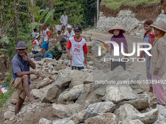 Villagers, including men and women, work together (gotong royong) to renovate a broken village road at Kebumen, Central Java, Indonesia on A...