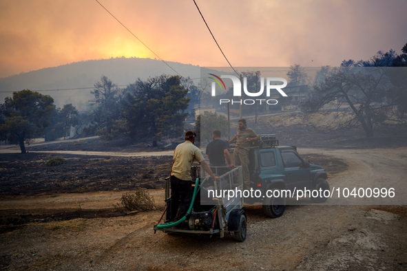 Residents are trying to extinguish the fire with their own means in any way they can. Mount Parnitha 22/8/23 